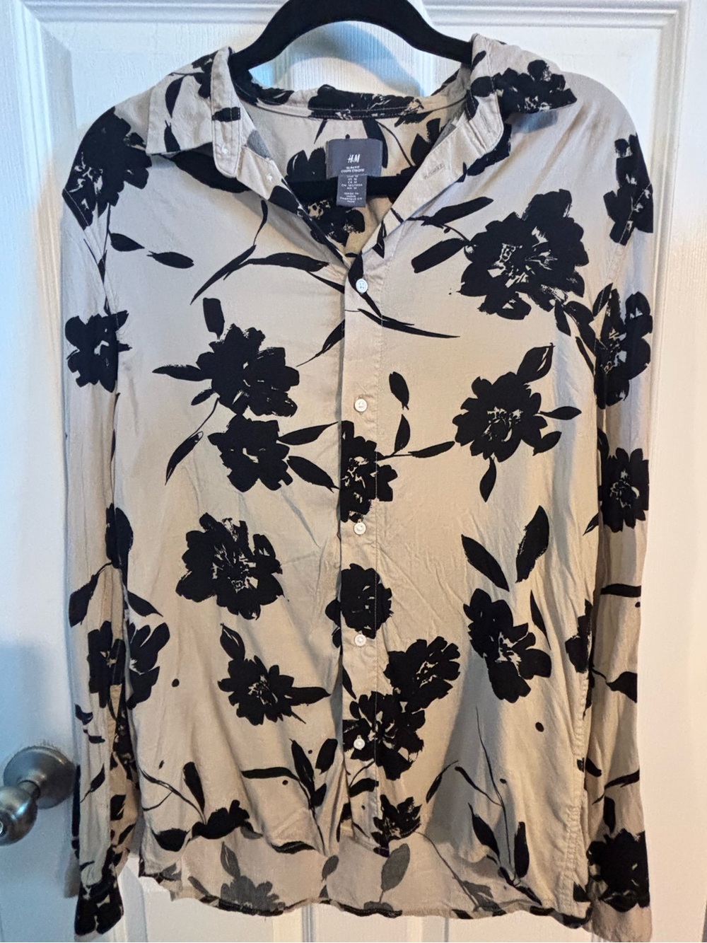 😍H&M Beige and Black Floral Button-Up Shirt Medium